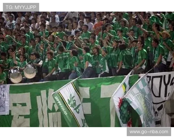 球迷热情助威，曲棍球赛场氛围热烈